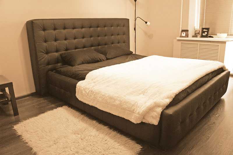 Каркасная коричневая кровать