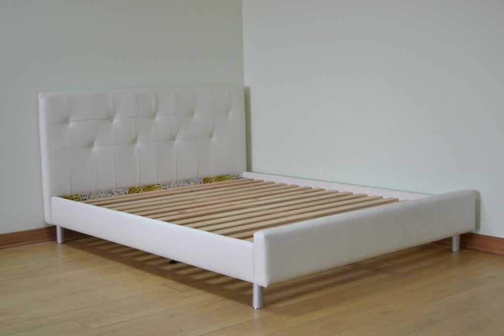 Мягкая кровать белого цвета
